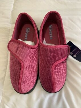 New Silverts Slippers slip/water resistant Size 8